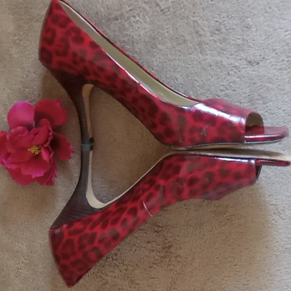 TAHARI | Red Black Patent Heel - Picture 9 of 10